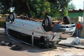 Van escolar capota ap&oacute;s colis&atilde;o em Dourados