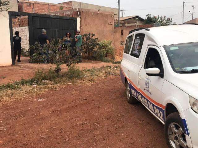 Homem chega para entregar almo&ccedil;o e encontra morador de 74 anos morto em casa