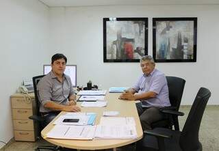 Diretor da Sanesul André Soukef se reuniu com prefeito de Batayporã Alberto Luiz para discutir sobre construção da estação de esgoto. (Foto: Divulgação)