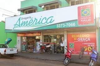 Dono da Drogaria América abriu outra farmácia a cerca de 200 metros (Foto: Marcos Ermínio)