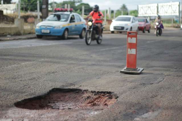 Dois motociclistas ficam feridos ap&oacute;s ca&iacute;rem em buraco na Ernesto Geisel