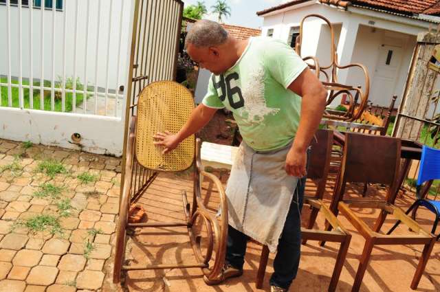 Hist&oacute;rias de quem preserva e conserta cadeira de v&oacute; 