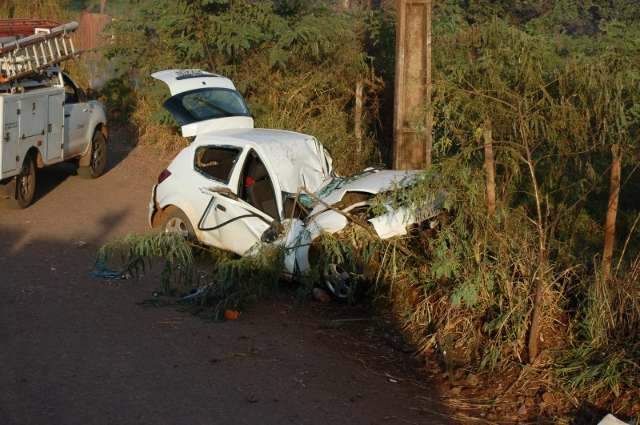 Soldado do ex&eacute;rcito desvia de buraco e bate em poste no Monte Alegre