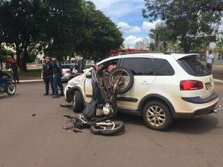 Motocicleta e carro na avenida Afonso Pena após batida. (Foto: Bruna Kaspary).