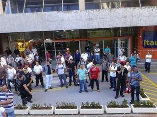 Grupo faz mobilização em frente à agência bancária na Barão do Rio Branco. (Foto: Simão Nogueira)