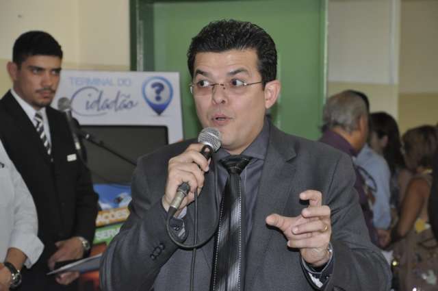Olarte anuncia que 200 guardas municipais ter&atilde;o arma de fogo