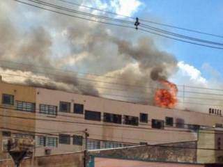 Labareda avistada no teto do Hotel Nacional, alvo de incêndio nesta tarde. (Foto: Orlando Silvestre)