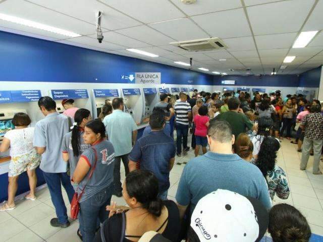 Filas assustam, mas trabalhadores elogiam atendimento ao sacarem FGTS