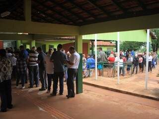 Fila para votação na Escola Estadual Amélio De Carvalho Bais (Foto: Marina Pacheco) 
