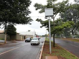 Na Avenida Interlagos, veículos precisam reduzir velocidade em trecho com radar. (Foto: Paulo Francis).