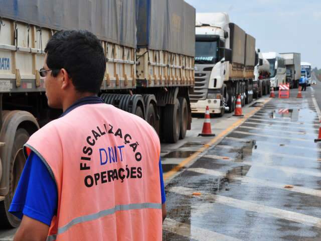  Pesagem de caminh&otilde;es causa fila em posto da PRF na BR-163