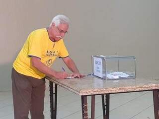 Um dos candidatos, Nilson Santos, vota na eleição da Aced; ele presidiu associação na década de 90 (Foto: Divulgação)