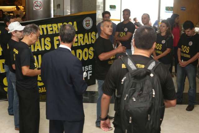Policiais federais fazem protesto em mem&oacute;ria de colegas que se suicidaram