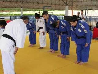 Judocas brasileiros treinam no ginásio que também vai receber Brasileiro Regional. (Foto: Divulgação/CBJ)