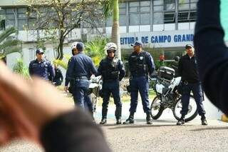 Policiamento foi reforçado em frente ao prédio da Prefeitura.