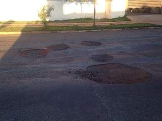 Diversos buracos atrapalhando o trânsito na rua Bento Gonçalves,  bairro Coronel Antonino (Foto: Direto das ruas)