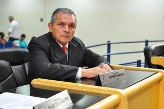 Airton Saraiva diz que Alcides Bernal quer ser popular ao rejeitar aumento de salário (Foto: Luciano Muta)