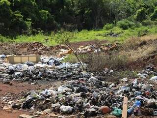 Lixo acumulado na área de preservação ambiental no Bairro Portal Caiobá. (Foto: Gerson Walber)