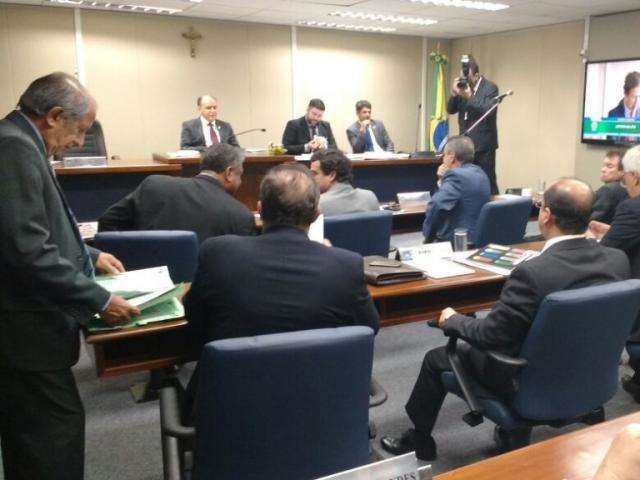 Com obra atrasada, Assembleia improvisa plenarinho para sess&atilde;o