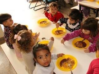Alunos durante almoço em creche municipal (Foto: PMCG/Divulgação)