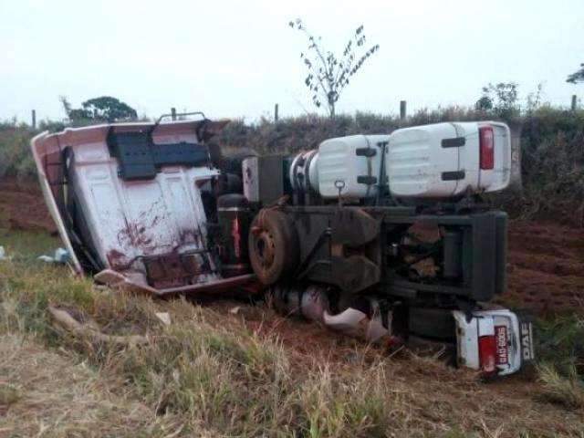 Caminh&atilde;o sai da pista e uma pessoa morre em acidente na MS-040
