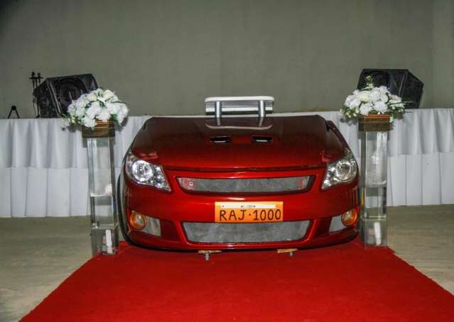 Para ser diferente, noivos usam frente de carro como altar em casamento 
