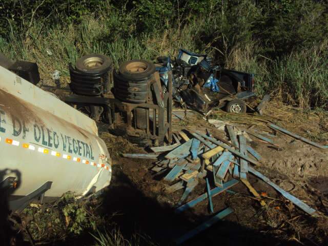  Caminhonete e carreta caem de ribanceira e condutor morre na BR-163