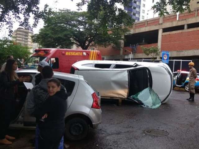 Ap&oacute;s colis&atilde;o, carro tomba em cruzamento do bairro S&atilde;o Francisco
