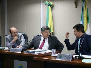 Da esquerda para a direita, deputados José Carlos Barbosa, Lidio Lopes e Marçal Filho reunidos na CCJ, que analisa as 26 emendas propostas até agora (Foto: Marcos Maluf)