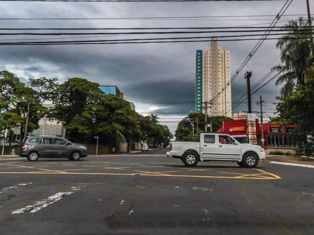 Domingo ser&aacute; de tempo nublado com pancadas de chuva e trovoadas 