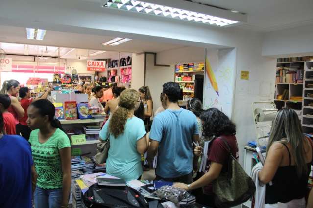 Consumidores formam fila para garantir material escolar em promo&ccedil;&atilde;o