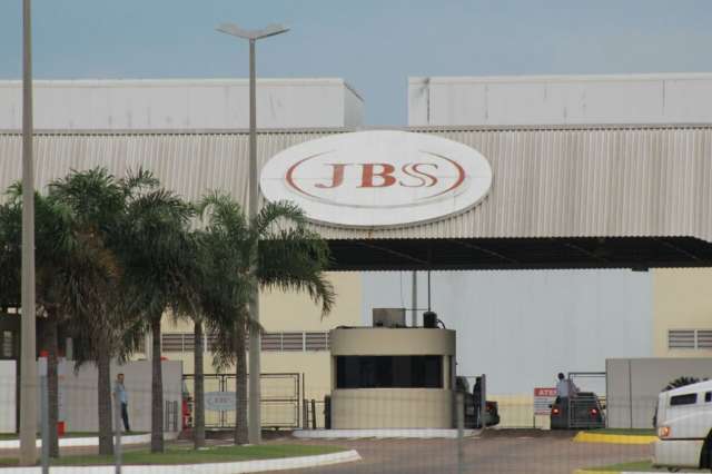 Compra a prazo de gado pela JBS deixa pecuaristas de MS de m&atilde;os atadas 