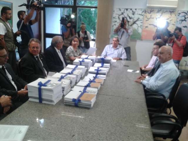 Andr&eacute; entrega documentos, equipe agora ir&aacute; elaborar relat&oacute;rio final