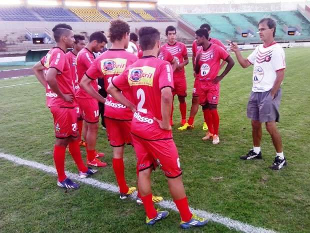 Itapor&atilde; volta aos treinos e promete n&atilde;o se omitir diante do Brasiliense