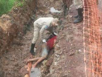 B&ecirc;bado cai em vala, dorme e precisa ser resgatado por bombeiros
