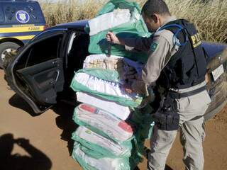 A droga estava dentro de um Jetta, com placas de Campinas, para aonde seria levada (Foto: PRF)