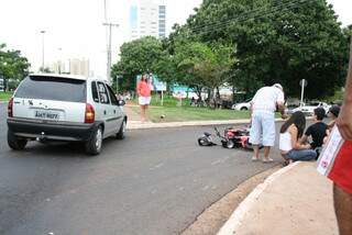 Moto e Corsa colidiram na avenida Afonso Pena. (Foto: Marcos Ermínio Dias Cáceres)