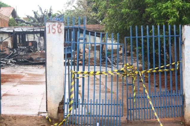 Inc&ecirc;ndio destr&oacute;i casa, mata idosa cadeirante e fere adolescente