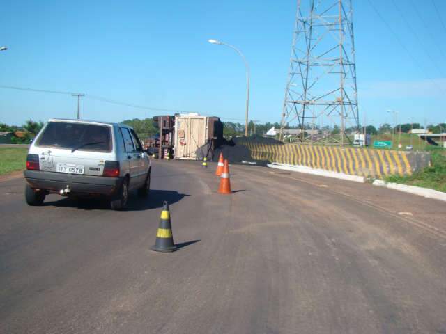  Carv&atilde;o espalhado na rodovia interdita meia pista da BR 262 desde 5h de hoje