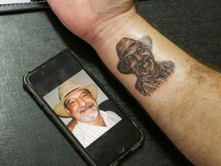 No braço direito do filho, está tatuado a homenagem ao pai Othoniel Mato Grosso (Foto: Henrique Kawaminami)