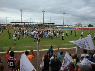 Ao final do jogo, torcida entrou em campo para comemorar junto aos jogadores o primeiro título do clube (Foto: MS Esporte Clube)