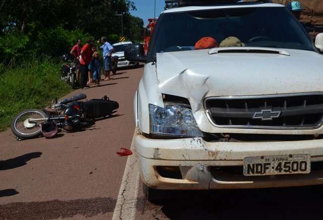 Motociclista e passageiro s&atilde;o atingidos por caminhonete e ficam feridos