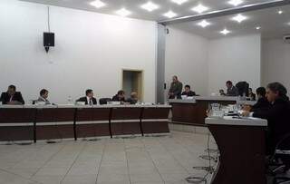 Plenário da Câmara de Naviraí durante julgamento de cinco vereadores na noite desta terça (Foto: Odilo Balta)
