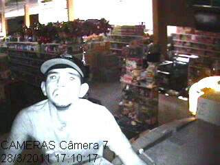 Circuito interno grava rosto de ladrão que tentava desligar câmeras em supermercado. (Foto: Divulgação)