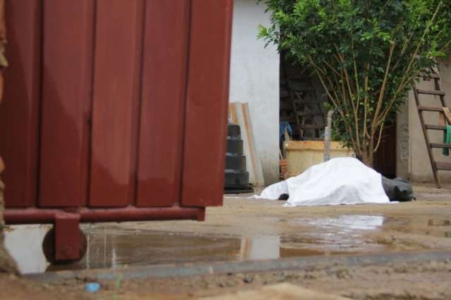 Idoso de 75 anos morreu atingido por port&atilde;o de ferro que estava solto 