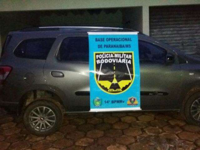 Traficantes fogem de bloqueio policial e abandonam carro com 319 Kg de maconha 