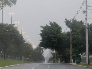 Domingo amanheceu chuvoso em Campo Grande. (Foto: Paulo Francis)