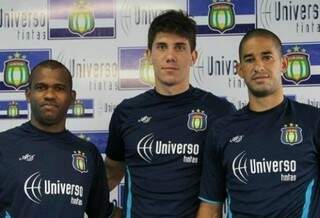 Giancarlo, ao centro, foi apresentado junto com o zagueiro Sandoval e o meio campista Cacá (Foto: São Caetano)
