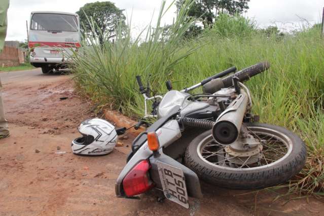 Motociclista fica ferido ao bater em traseira de &ocirc;nibus em suposta fuga 