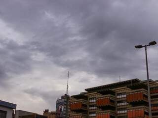 Céu nublado neste sábado na Avenida Fernando Corrêa da Costa (Foto: Henrique Kawaminami)